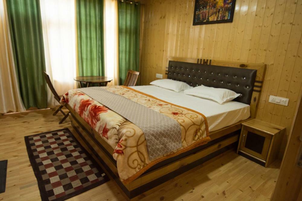 The Alpinist Cafe And Retreat Kaza Exterior foto