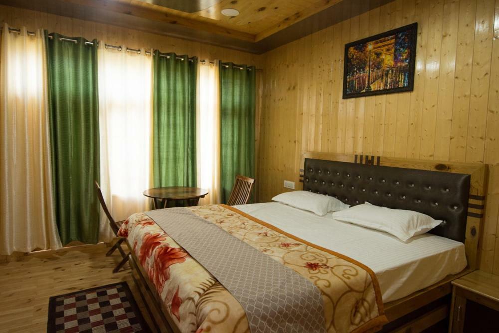 The Alpinist Cafe And Retreat Kaza Exterior foto